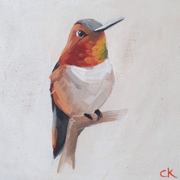 Kolibrie op een takje. Kolibrie met rood oranje en groene kleuren bij de hals. Crème kleurig buikje en lichte achtergrond. 10 x 10 cm paneeltje met goudkleurig haakje, klaar om op te hangen.