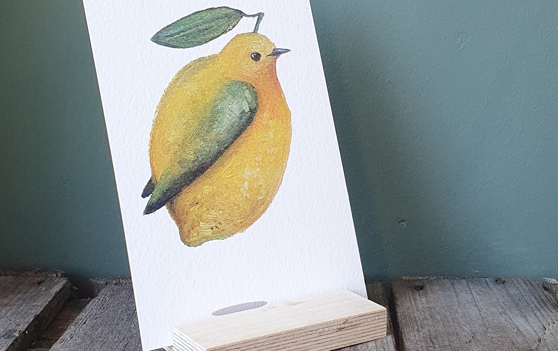 Een zwevend citroen vogeltje. De citroenzanger is een knalgeel vogeltje die daadwerkelijk bestaat.