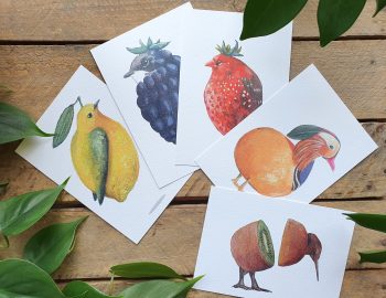 Een set van vijf kaarten met vijf verschillende vogelsoorten die er half uitzien als fruit. Een zwevende citroenvogel, de kiwi, de mandarijneend, braamsluiper en tijgervink die in het Engels strawberry finch heet.